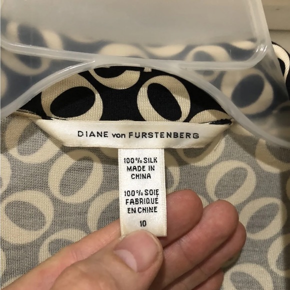 DIANE VON FURSTENBERG JEANNE TWO BLACK WHITE CHAIN LINK SILK WRAP - Picture 4 of 5